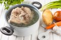 Секреты идеального бульона: когда помещать мясо в воду