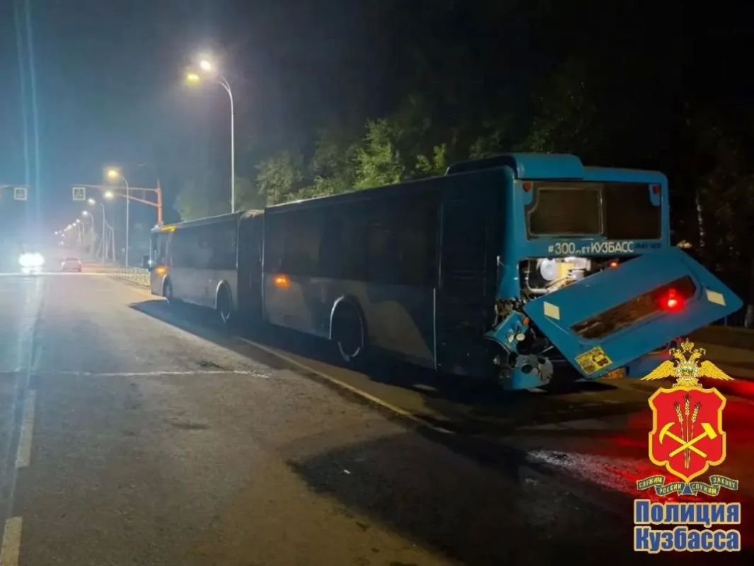 Грузовик въехал в автобус с пассажирами: 4 пострадавших Грузовик въехал в автобус с пассажирами: 4 пострадавших