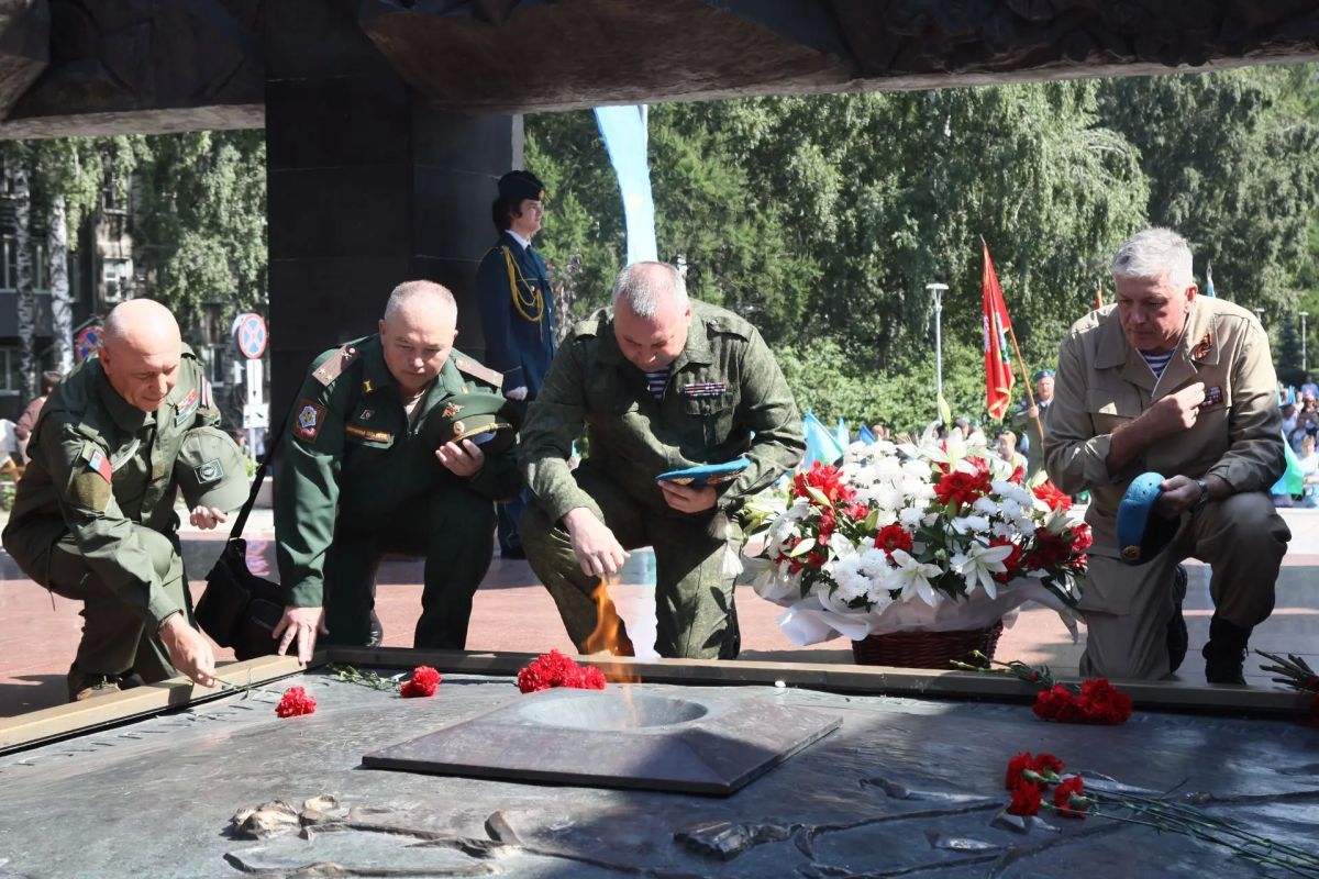 Сегодня лично поздравил наших десантников — и ветеранов, и тех, кто сейчас в строю Сегодня лично поздравил наших десантников — и ветеранов, и тех, кто сейчас в строю