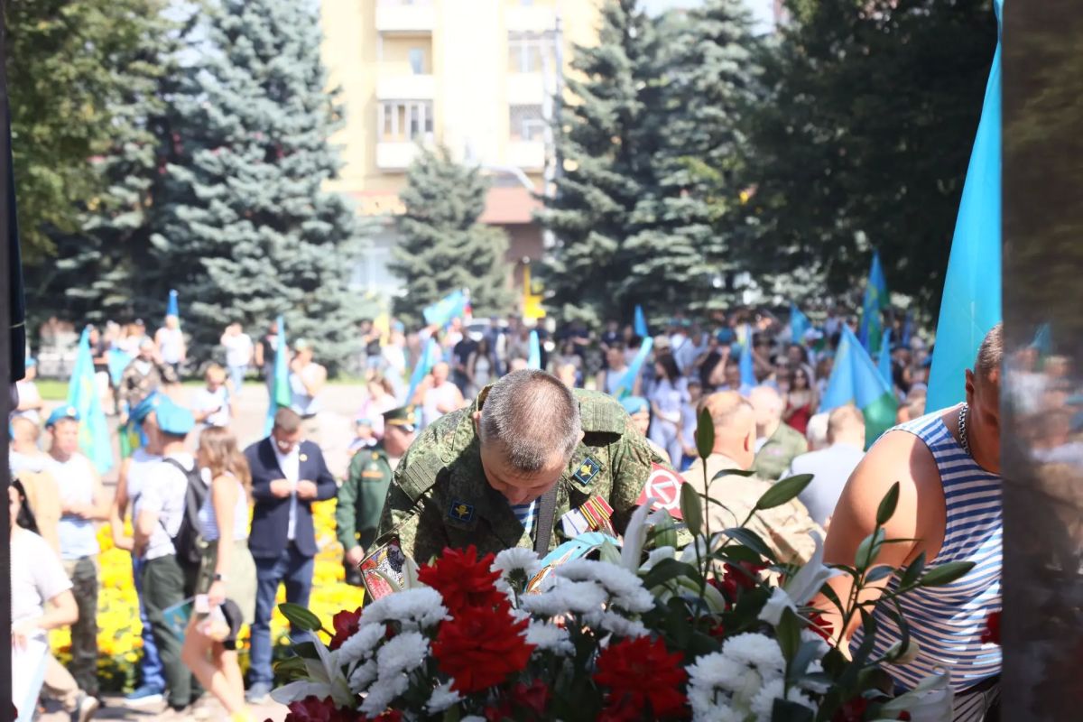 Сегодня лично поздравил наших десантников — и ветеранов, и тех, кто сейчас в строю Сегодня лично поздравил наших десантников — и ветеранов, и тех, кто сейчас в строю