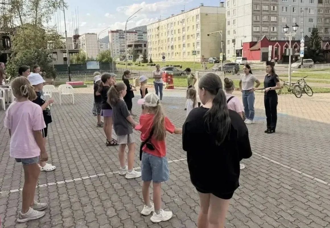 В Новокузнецке транспортные полицейские присоединились к акции «Зарядка со стражем порядка» В Новокузнецке транспортные полицейские присоединились к акции «Зарядка со стражем порядка»