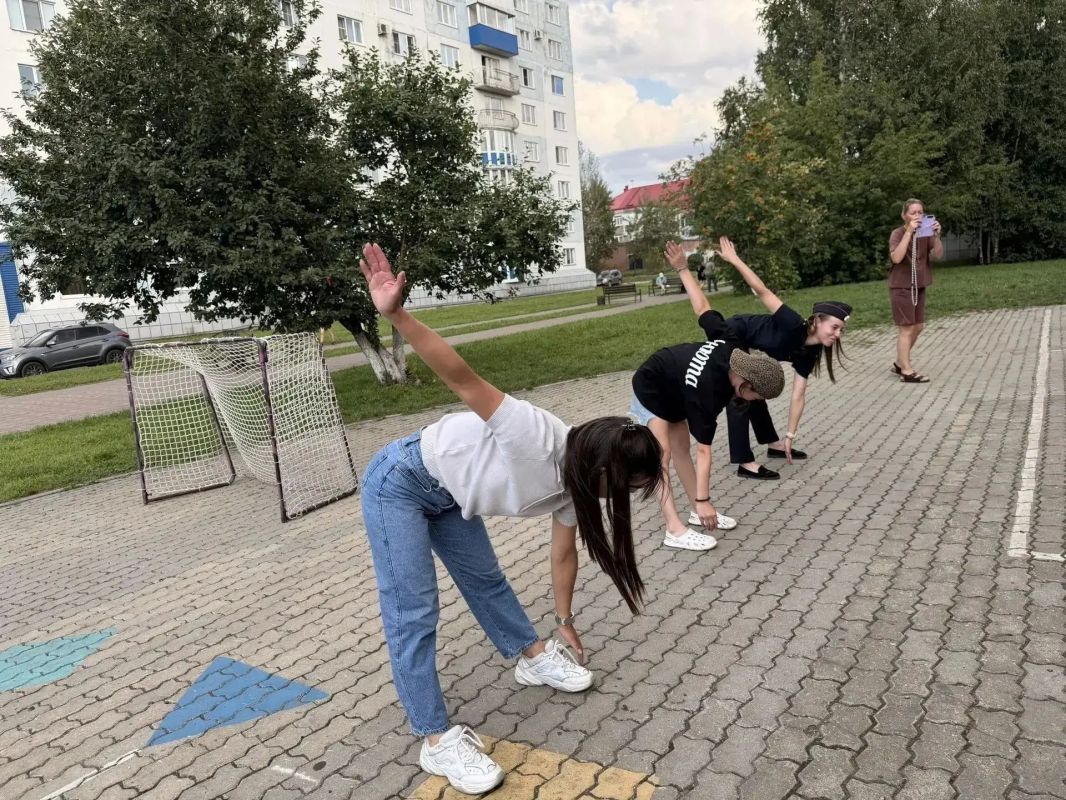 В Новокузнецке транспортные полицейские присоединились к акции «Зарядка со стражем порядка» В Новокузнецке транспортные полицейские присоединились к акции «Зарядка со стражем порядка»