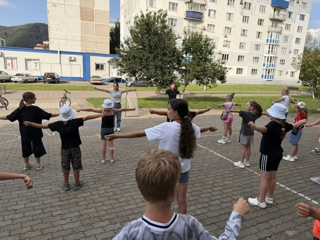 В Новокузнецке транспортные полицейские присоединились к акции «Зарядка со стражем порядка» В Новокузнецке транспортные полицейские присоединились к акции «Зарядка со стражем порядка»