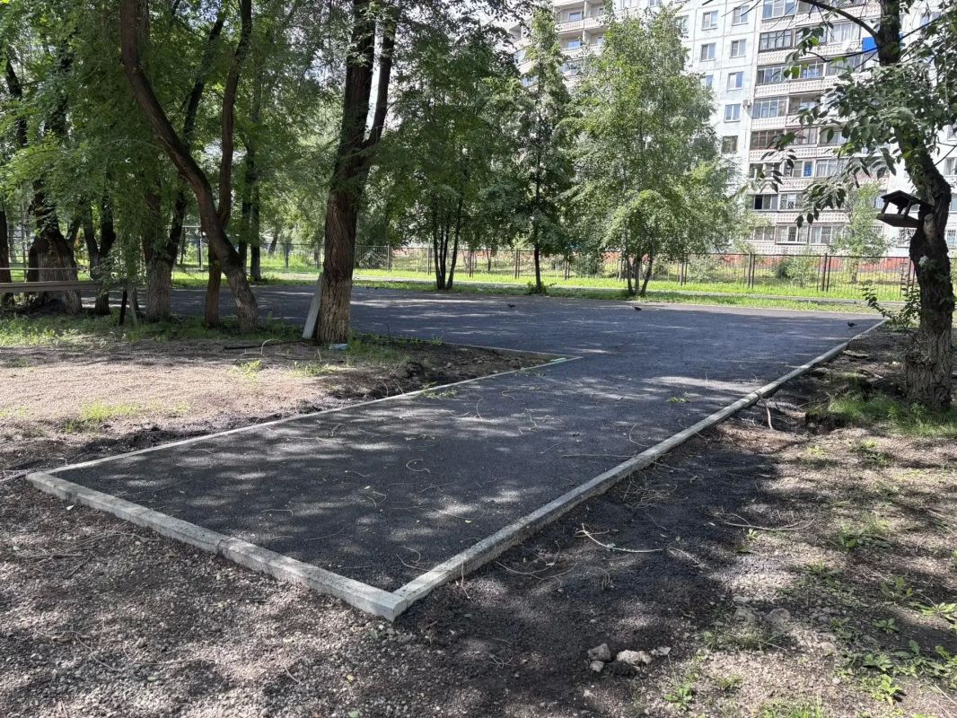В школе №2 Центрального района завершается создание современной спортивной площадки В школе №2 Центрального района завершается создание современной спортивной площадки