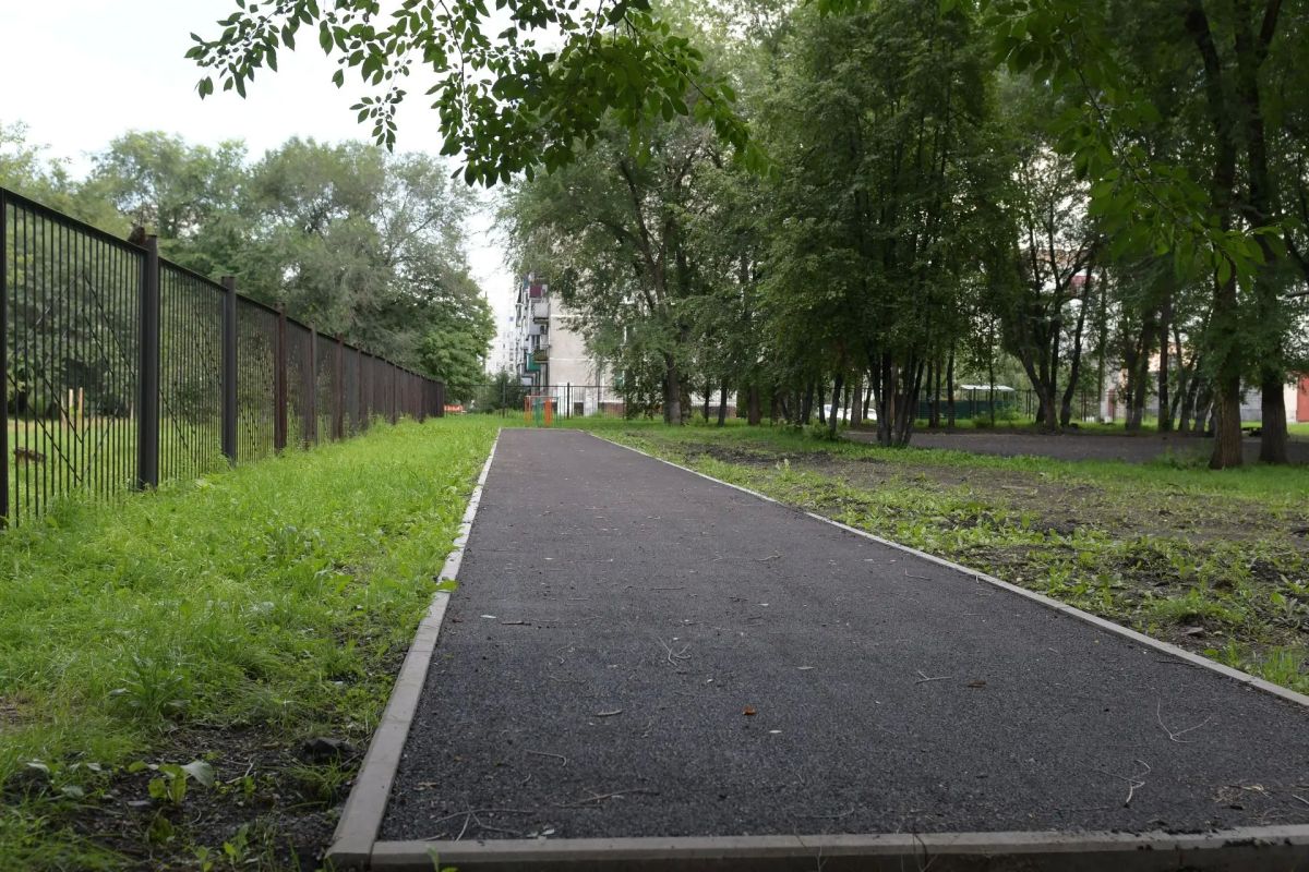 В школе №2 Центрального района завершается создание современной спортивной площадки В школе №2 Центрального района завершается создание современной спортивной площадки