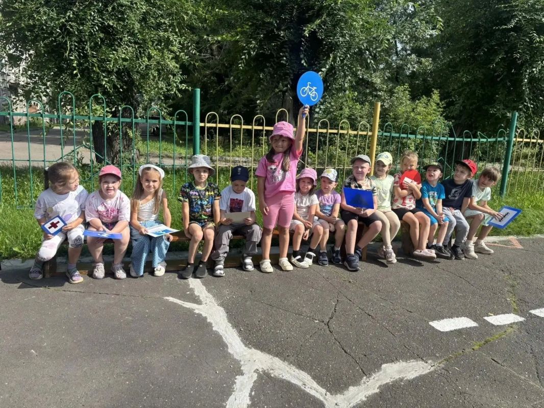 Сотрудники Госавтоинспекции Новокузнецка приняли участие в квест-игре «В стране дорожных знаков» Сотрудники Госавтоинспекции Новокузнецка приняли участие в квест-игре «В стране дорожных знаков»