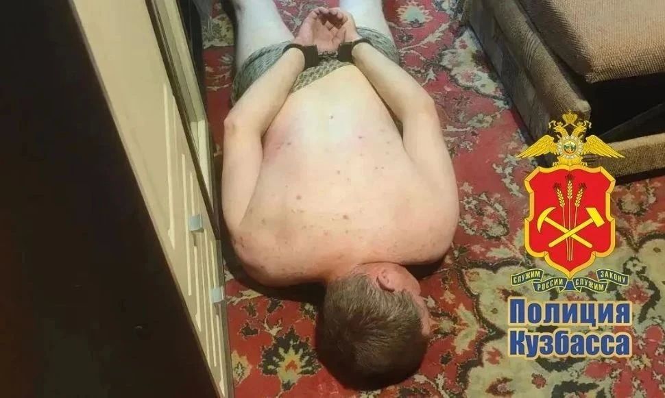 ОМОН через окно вошел в квартиру похитителя пятилетнего мальчика в Новокузнецке ОМОН через окно вошел в квартиру похитителя пятилетнего мальчика в Новокузнецке