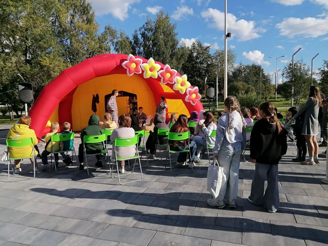 День знаний на отлично!. На Площади защитников Донбасса 1 сентября артисты заряжали первоклассников и всех школьников на новый учебный год День знаний на отлично!. На Площади защитников Донбасса 1 сентября артисты заряжали первоклассников и всех школьников на новый учебный год