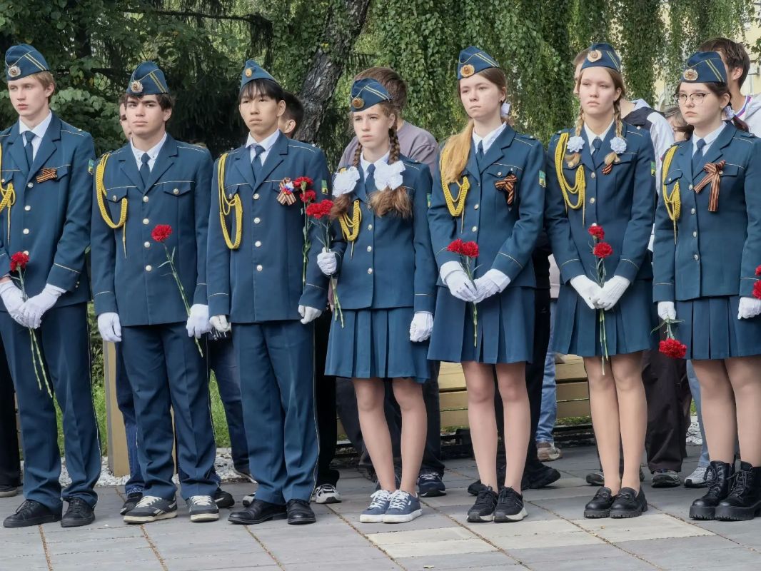 Сегодня, 3 сентября, у Мемориала Славы защитникам территориальной целостности, суверенитета и безопасности Отечества состоялось торжественное мероприятие Сегодня, 3 сентября, у Мемориала Славы защитникам территориальной целостности, суверенитета и безопасности Отечества состоялось торжественное мероприятие