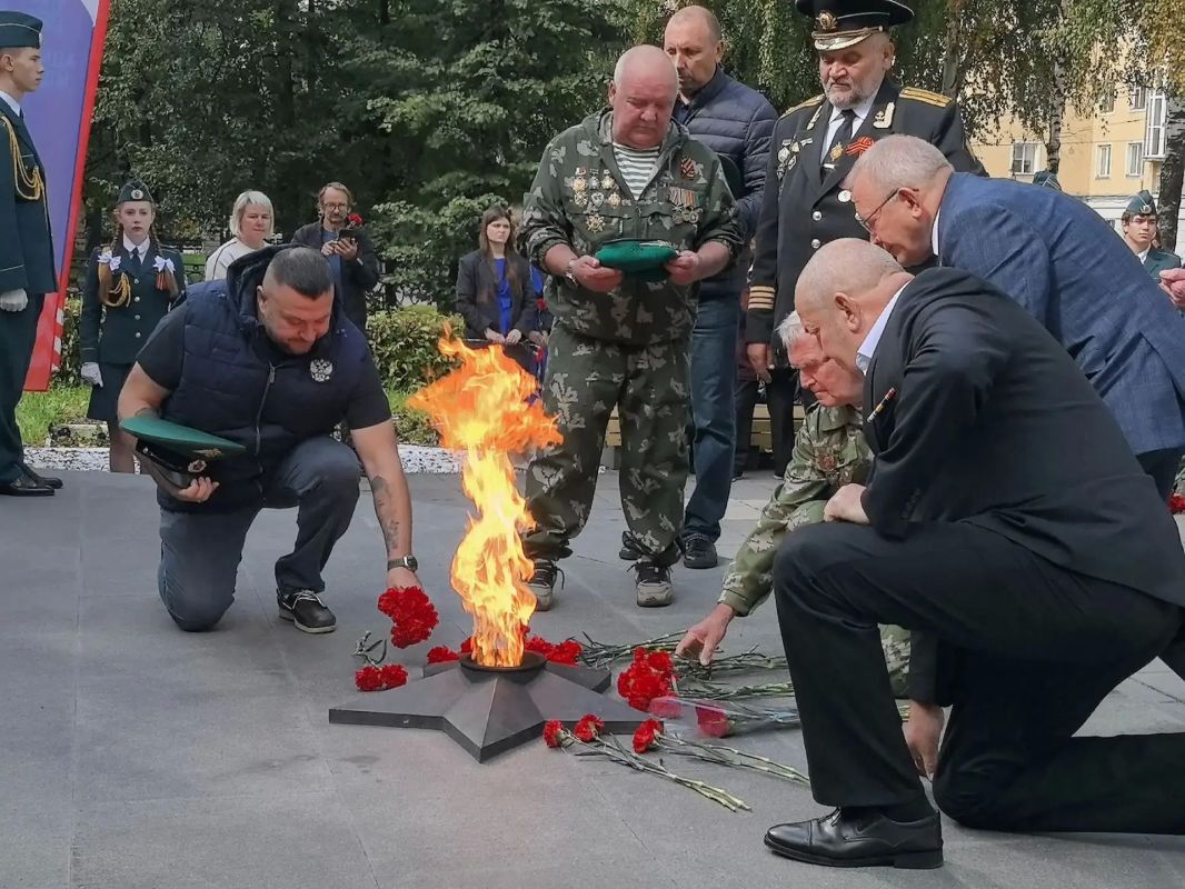 Сегодня, 3 сентября, у Мемориала Славы защитникам территориальной целостности, суверенитета и безопасности Отечества состоялось торжественное мероприятие Сегодня, 3 сентября, у Мемориала Славы защитникам территориальной целостности, суверенитета и безопасности Отечества состоялось торжественное мероприятие