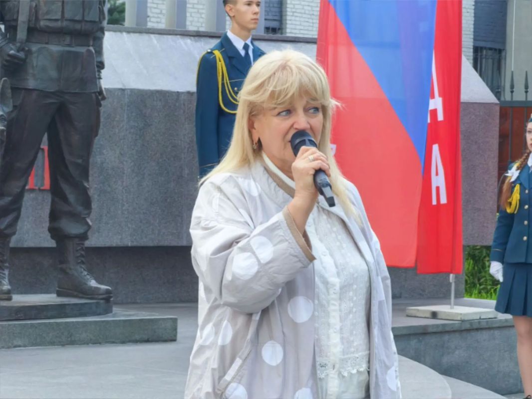 Сегодня, 3 сентября, у Мемориала Славы защитникам территориальной целостности, суверенитета и безопасности Отечества состоялось торжественное мероприятие Сегодня, 3 сентября, у Мемориала Славы защитникам территориальной целостности, суверенитета и безопасности Отечества состоялось торжественное мероприятие