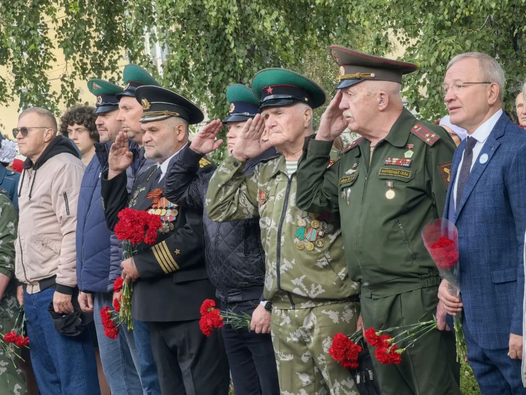 Сегодня, 3 сентября, у Мемориала Славы защитникам территориальной целостности, суверенитета и безопасности Отечества состоялось торжественное мероприятие Сегодня, 3 сентября, у Мемориала Славы защитникам территориальной целостности, суверенитета и безопасности Отечества состоялось торжественное мероприятие