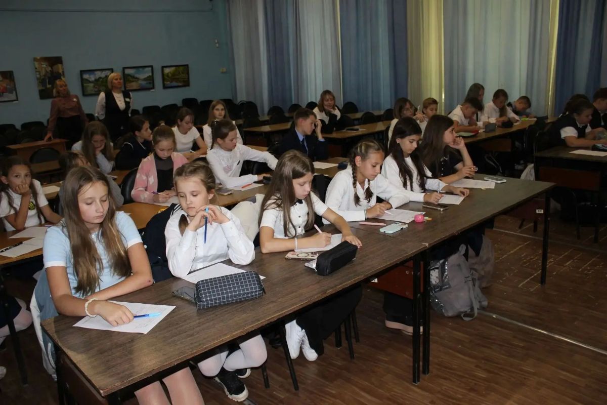 Более 350 новокузнечан написали диктант «Россия - дом народов» Более 350 новокузнечан написали диктант «Россия - дом народов»