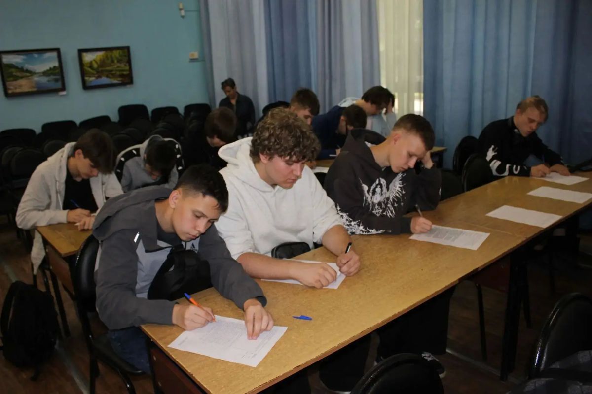 Более 350 новокузнечан написали диктант «Россия - дом народов» Более 350 новокузнечан написали диктант «Россия - дом народов»