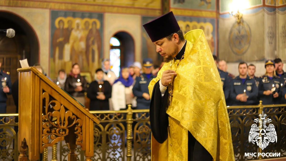 Сотрудники МЧС России приняли участие в молебне в честь иконы Божией Матери «Неопалимая Купина»
