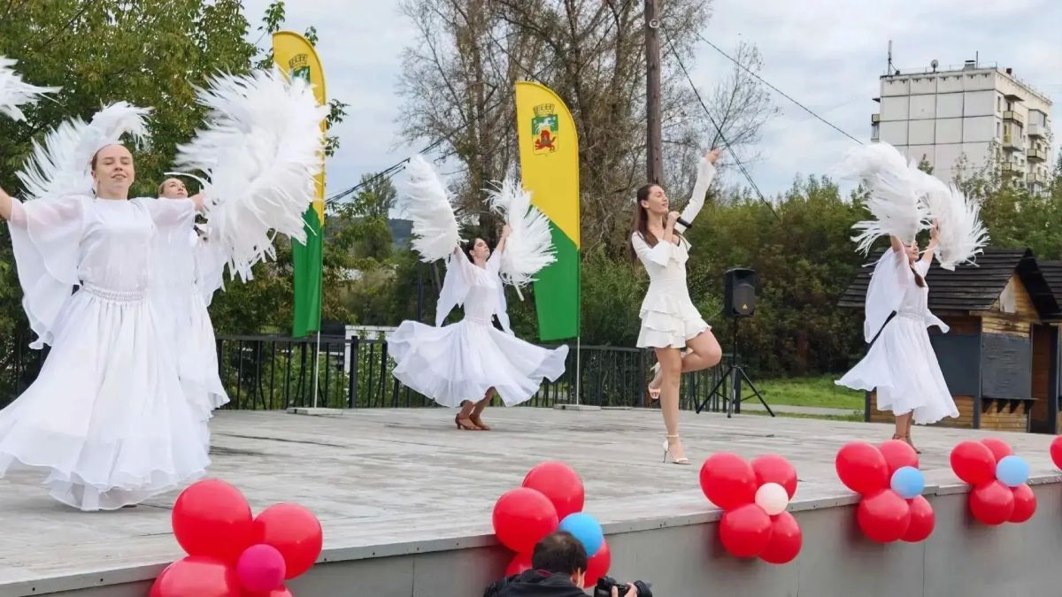 Сегодня на Площади имени Лиханова в Куйбышевском районе прошёл яркий концерт в рамках фестиваля «Кузнецкая осень» Сегодня на Площади имени Лиханова в Куйбышевском районе прошёл яркий концерт в рамках фестиваля «Кузнецкая осень»