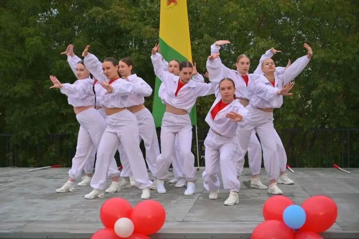 Сегодня на Площади имени Лиханова в Куйбышевском районе прошёл яркий концерт в рамках фестиваля «Кузнецкая осень» Сегодня на Площади имени Лиханова в Куйбышевском районе прошёл яркий концерт в рамках фестиваля «Кузнецкая осень»