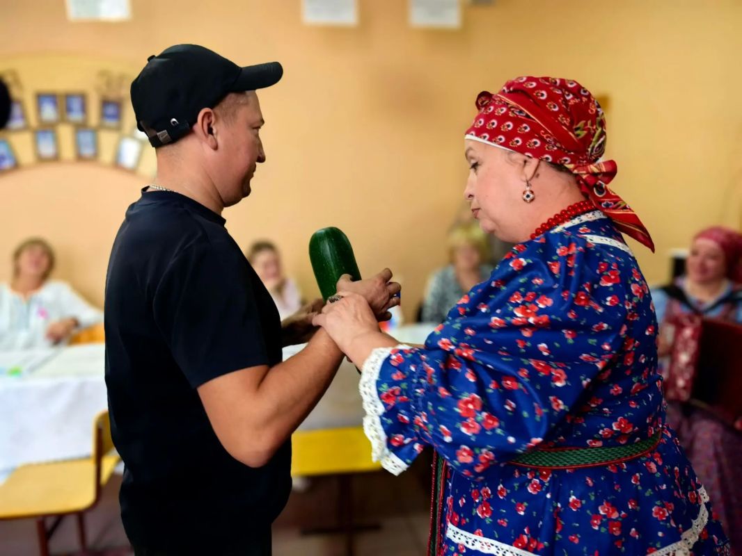 Колоритной программой жителей и гостей города сегодня встречал коллектив «Параскева Пятница» Колоритной программой жителей и гостей города сегодня встречал коллектив «Параскева Пятница»