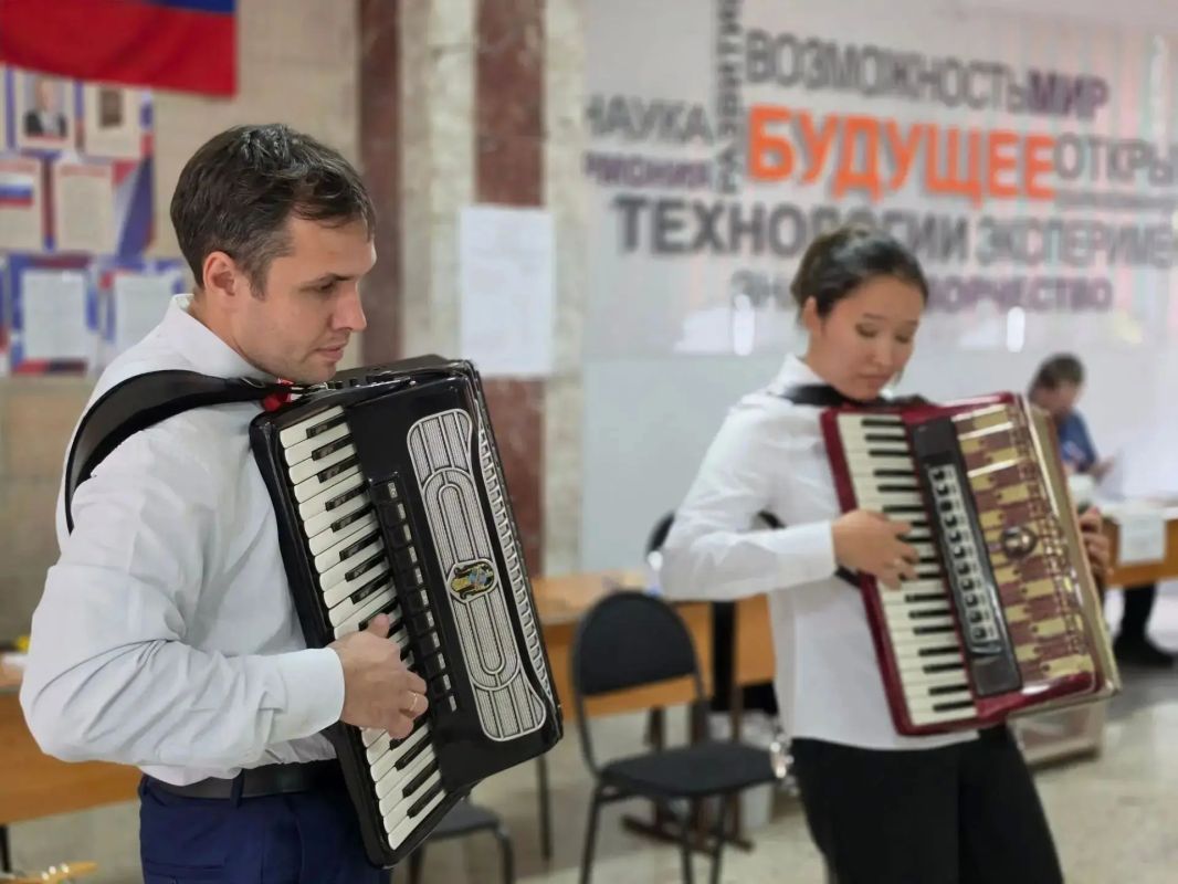 Вот и подошёл к финалу первый день фестиваля "Вместе мы - Россия!" Вот и подошёл к финалу первый день фестиваля "Вместе мы - Россия!"