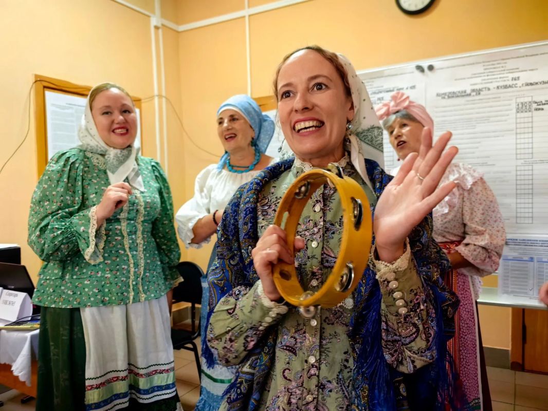 Колоритной программой жителей и гостей города сегодня встречал коллектив «Параскева Пятница» Колоритной программой жителей и гостей города сегодня встречал коллектив «Параскева Пятница»
