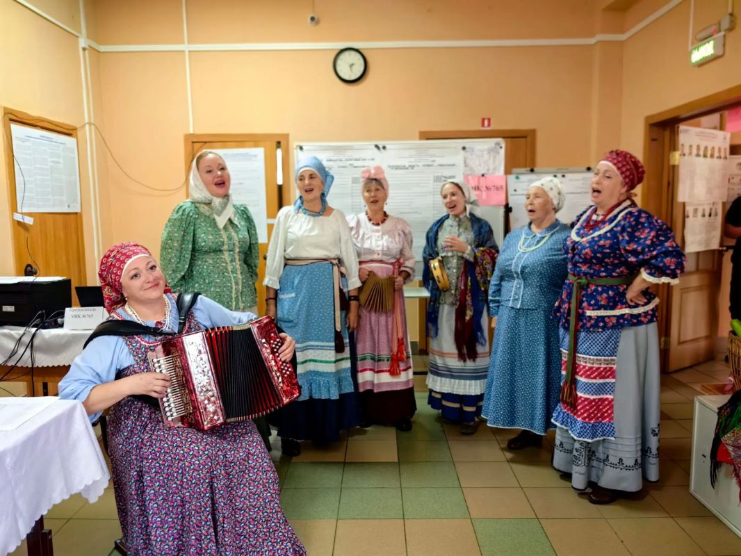 Колоритной программой жителей и гостей города сегодня встречал коллектив «Параскева Пятница»