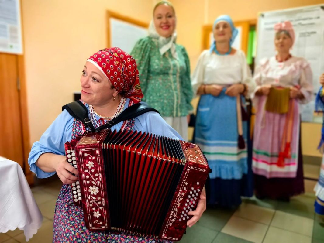 Колоритной программой жителей и гостей города сегодня встречал коллектив «Параскева Пятница» Колоритной программой жителей и гостей города сегодня встречал коллектив «Параскева Пятница»