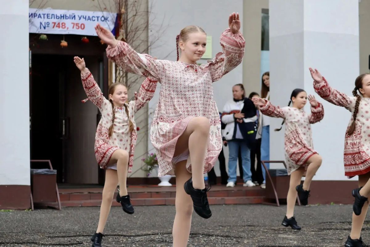 Вот и подошёл к финалу первый день фестиваля "Вместе мы - Россия!" Вот и подошёл к финалу первый день фестиваля "Вместе мы - Россия!"