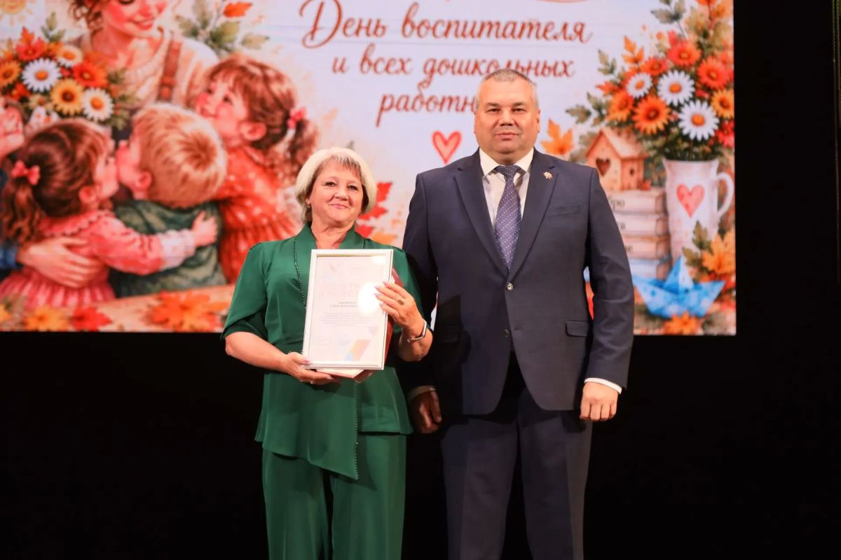 Сегодня лично поздравил тех, кому мы доверяем самое дорогое - наших детей Сегодня лично поздравил тех, кому мы доверяем самое дорогое - наших детей