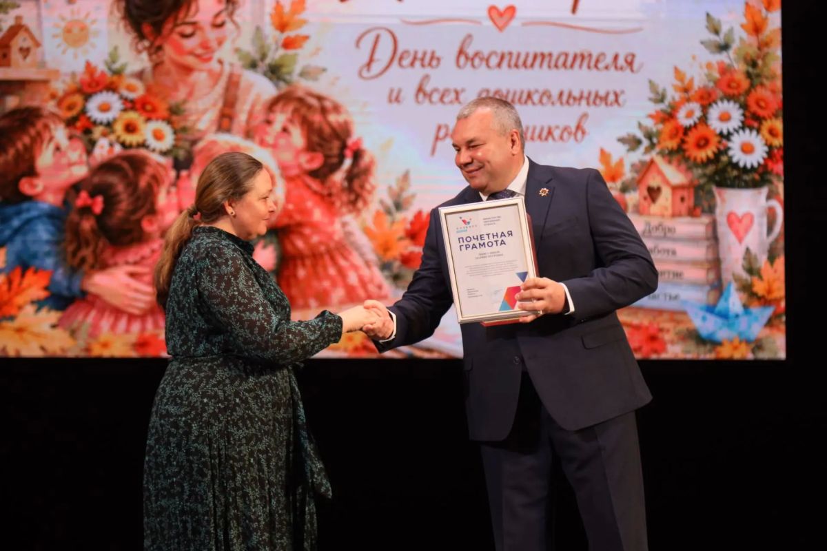 Сегодня лично поздравил тех, кому мы доверяем самое дорогое - наших детей Сегодня лично поздравил тех, кому мы доверяем самое дорогое - наших детей