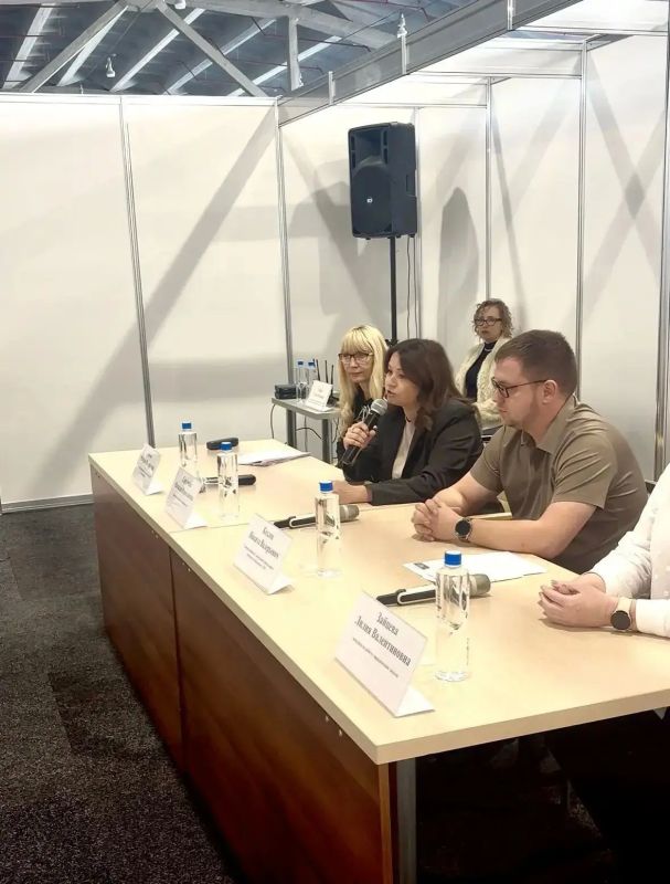 В Новокузнецке, в рамках ярмарки «Сибдача-Осень» и «Медовый рай», прошла встреча жителей Новоильинского района с представителями «ЭкоТек», комитета ЖКХ и администрации города В Новокузнецке, в рамках ярмарки «Сибдача-Осень» и «Медовый рай», прошла встреча жителей Новоильинского района с представителями «ЭкоТек», комитета ЖКХ и администрации города