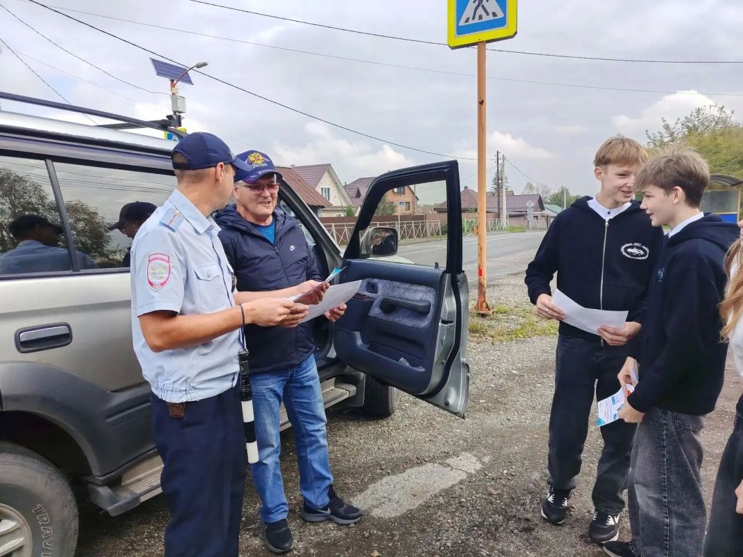 Сотрудники Госавтоинспекции Новокузнецкого муниципального округа провели у проезжей части акцию «Шаг к безопасности» совместно со старшеклассниками Куртуковской ООШ имени В. П. Зорькина Сотрудники Госавтоинспекции Новокузнецкого муниципального округа провели у проезжей части акцию «Шаг к безопасности» совместно со старшеклассниками Куртуковской ООШ имени В. П. Зорькина