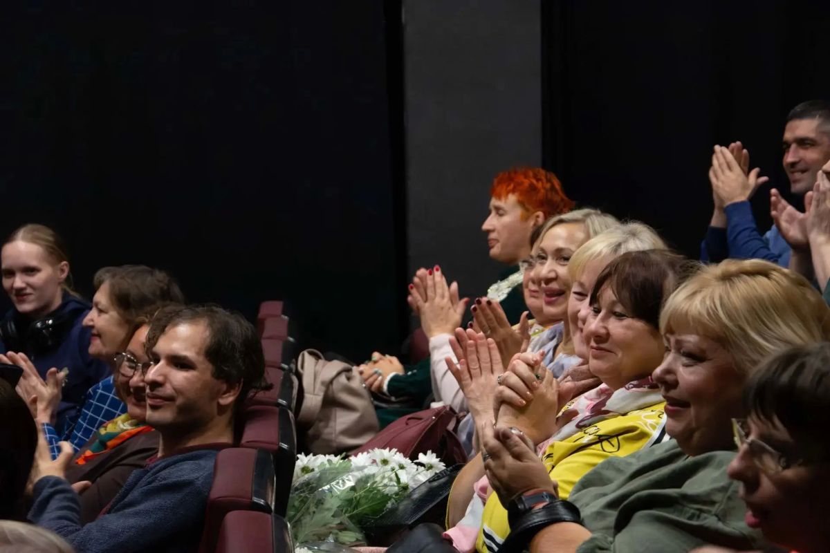 В Новокузнецком социально-художественном театре состоялся премьерный показ спектакля «Медведь» по одноимённой пьесе А. П. Чехова в постановке режиссёра Станислава Михалёва В Новокузнецком социально-художественном театре состоялся премьерный показ спектакля «Медведь» по одноимённой пьесе А. П. Чехова в постановке режиссёра Станислава Михалёва