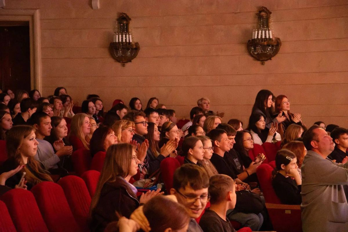 Впервые коллектив «Театра артиста» вышел на большую сцену ДК «Алюминщика», чтобы подарить зрителям обновлённую масштабную Пушкинскую постановку Впервые коллектив «Театра артиста» вышел на большую сцену ДК «Алюминщика», чтобы подарить зрителям обновлённую масштабную Пушкинскую постановку