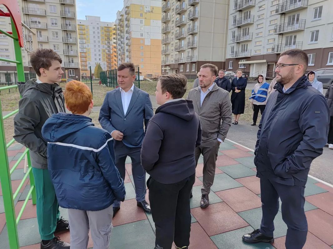 Первый наказ исполнен. Депутаты Горсовета Владимир Роккель и Денис Гаврилов, а также заместитель главы города — руководитель администрации Новоильинского района Андрей Токарев открыли спортивную площадку в квартале... Первый наказ исполнен. Депутаты Горсовета Владимир Роккель и Денис Гаврилов, а также заместитель главы города — руководитель администрации Новоильинского района Андрей Токарев открыли спортивную площадку в квартале...