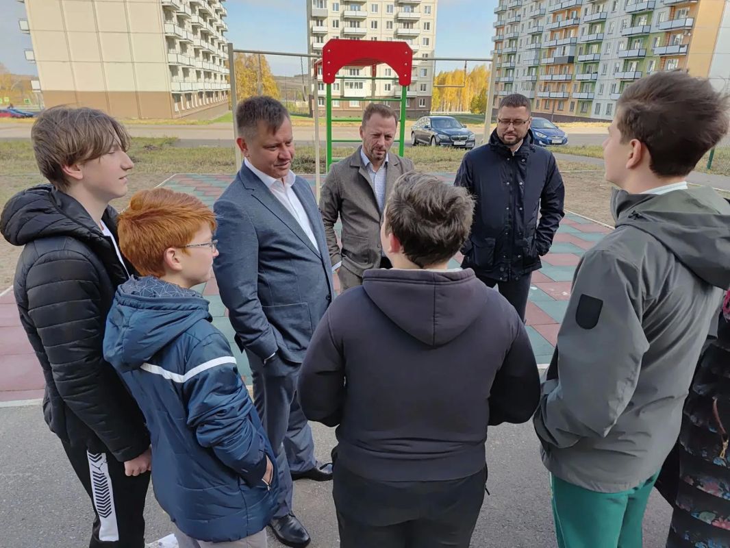 Первый наказ исполнен. Депутаты Горсовета Владимир Роккель и Денис Гаврилов, а также заместитель главы города — руководитель администрации Новоильинского района Андрей Токарев открыли спортивную площадку в квартале... Первый наказ исполнен. Депутаты Горсовета Владимир Роккель и Денис Гаврилов, а также заместитель главы города — руководитель администрации Новоильинского района Андрей Токарев открыли спортивную площадку в квартале...