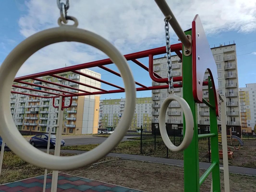 Первый наказ исполнен. Депутаты Горсовета Владимир Роккель и Денис Гаврилов, а также заместитель главы города — руководитель администрации Новоильинского района Андрей Токарев открыли спортивную площадку в квартале... Первый наказ исполнен. Депутаты Горсовета Владимир Роккель и Денис Гаврилов, а также заместитель главы города — руководитель администрации Новоильинского района Андрей Токарев открыли спортивную площадку в квартале...
