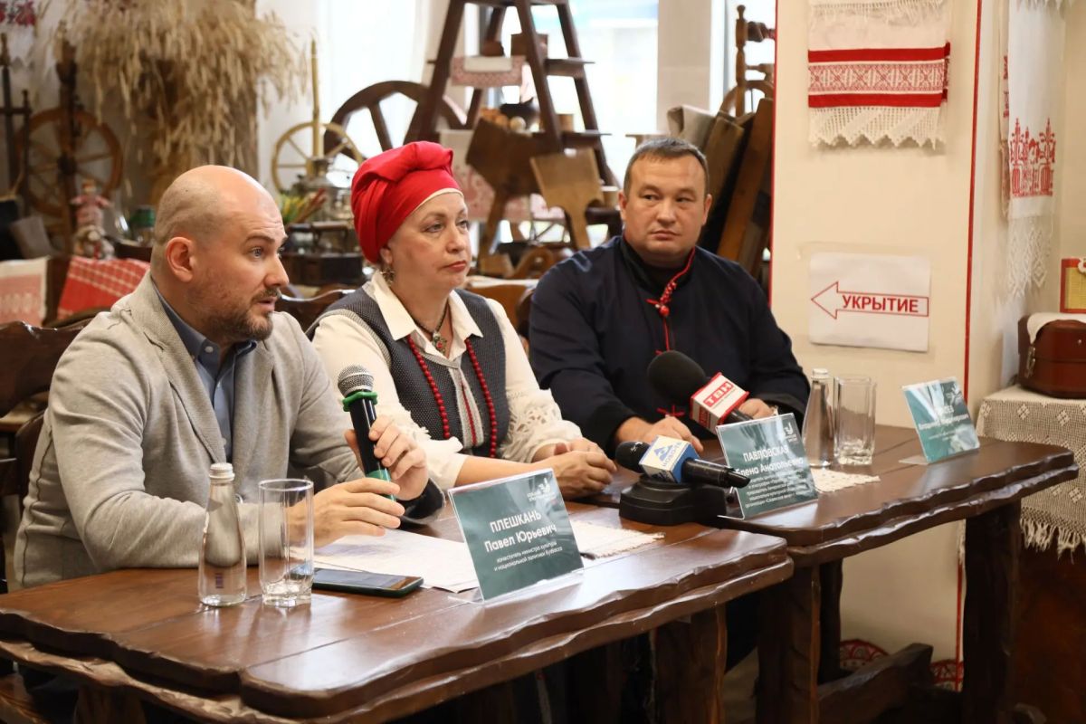 В Новокузнецке на площадке Центра русского фольклора и этнографии «Параскева Пятница» прошла пресс-конференция под названием «Народов много – страна одна!» В Новокузнецке на площадке Центра русского фольклора и этнографии «Параскева Пятница» прошла пресс-конференция под названием «Народов много – страна одна!»