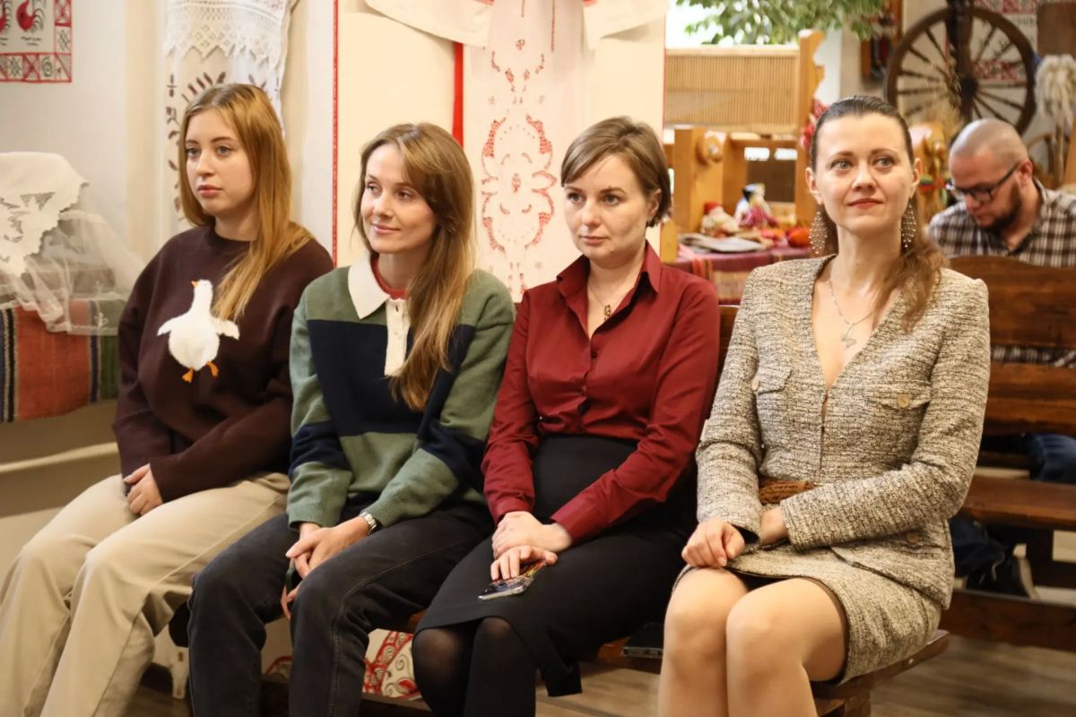 В Новокузнецке на площадке Центра русского фольклора и этнографии «Параскева Пятница» прошла пресс-конференция под названием «Народов много – страна одна!» В Новокузнецке на площадке Центра русского фольклора и этнографии «Параскева Пятница» прошла пресс-конференция под названием «Народов много – страна одна!»