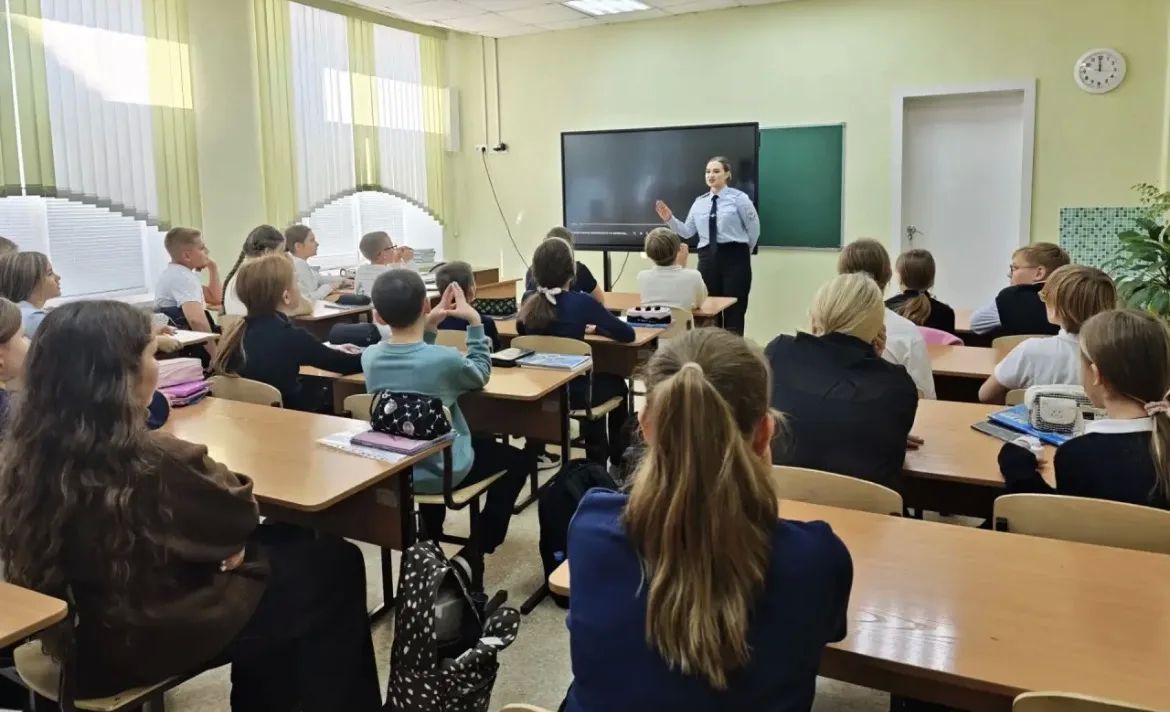 Транспортные полицейские напомнили школьникам, как вести себя на железной дороге во время каникул Транспортные полицейские напомнили школьникам, как вести себя на железной дороге во время каникул