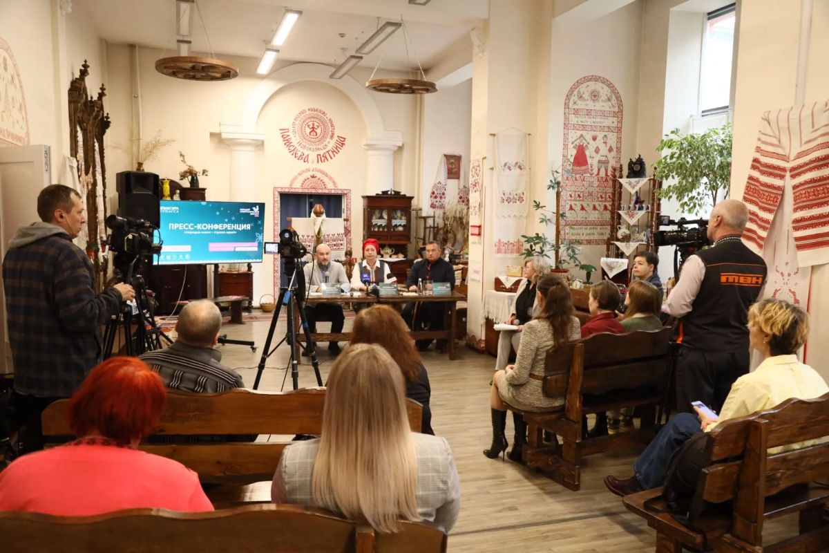 В Новокузнецке на площадке Центра русского фольклора и этнографии «Параскева Пятница» прошла пресс-конференция под названием «Народов много – страна одна!» В Новокузнецке на площадке Центра русского фольклора и этнографии «Параскева Пятница» прошла пресс-конференция под названием «Народов много – страна одна!»