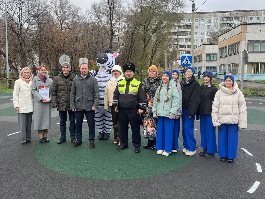 В Новоильинском районе на территории Дома детского творчества №5 появился автогородок с настоящими дорожными знаками, чёткой разметкой, светодиодными светофорами, конусами и другим оборудованием В Новоильинском районе на территории Дома детского творчества №5 появился автогородок с настоящими дорожными знаками, чёткой разметкой, светодиодными светофорами, конусами и другим оборудованием