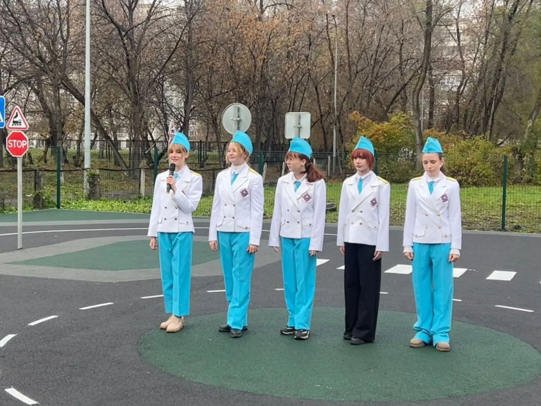 В Новоильинском районе на территории Дома детского творчества №5 появился автогородок с настоящими дорожными знаками, чёткой разметкой, светодиодными светофорами, конусами и другим оборудованием В Новоильинском районе на территории Дома детского творчества №5 появился автогородок с настоящими дорожными знаками, чёткой разметкой, светодиодными светофорами, конусами и другим оборудованием