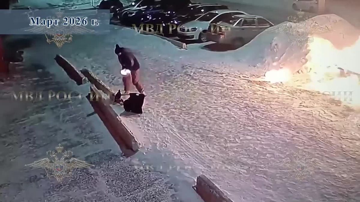 Видео с моментом поджога опубликовала пресс-служба ГУ МВД России по Кемеровской области-Кузбассу