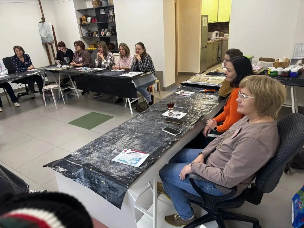 Я родом из Сибири!. С 19 по 22 октября преподаватель художественного отделения ДШИ № 1 Елена Донягина принимала участие в стажировке на уникальном проекте Академии для педагогов «Я родом из Сибири» в городе Новосибирске... Я родом из Сибири!. С 19 по 22 октября преподаватель художественного отделения ДШИ № 1 Елена Донягина принимала участие в стажировке на уникальном проекте Академии для педагогов «Я родом из Сибири» в городе Новосибирске...